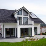  Große Fensterflächen sorgen für eine hohe Sonnenausbeute, wodurch der Energieverbrauch ebenfalls deutlich reduziert wurde. 
Bild: tdx/Mein Ziegelhaus