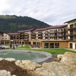  Die Wellnessoase im höchstgelegensten Bergdorf Deutschlands bietet zahlreiche Annehmlichkeiten und beeindruckt durch den Panoramablick in die Alpen. 
Bild: Ziegelwerk Klosterbeuren