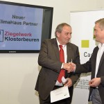  Besiegelten die Partnerschaft: Max Demler, Vertriebsleiter des Ziegelwerks Klosterbeuren (links), und Dr.-Ing. Ulrich Santa von der Klimahaus-Agentur. 
Foto: Klimahaus-Agentur