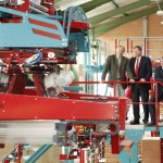  Geschäftsführer Thomas Thater (Mitte) erklärt Landrat Hans-Joachim Weirather (links) die neue Verpackungsanlage.
Foto: Ziegelwerk Klosterbeuren