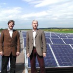  Das Ziegelwerk Klosterbeuren, das sich seit vielen Jahren für den Umweltschutz engagiert, beteiligt sich an dem Projekt "Ökoprofit Memmingen und Unterallgäu". Unser Foto zeigt (von links) Thomas Thater (Kaufmännischer Geschäftsführer) und Hubert Thater (Technischer Geschäftsführer) auf dem Dach der Tonlagerhalle mit einer der vier Photovoltaik-Anlagen.