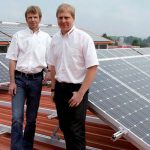  Norbert Welp und der neue Energiemanager des Ziegelwerks, Marcus Gleich (rechts), vor einer der fünf Photovoltaikanlagen im Ziegelwerk.