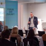  „Zusammenpacken, was zusammengepackt werden kann“ –
Stefan Horschler begeisterte sein Publikum mit klaren Worten
zu bezahlbarem Bauen. Neben technischen Hebeln wie dem
Fenster-zu-Wand-Verhältnis sparte er nicht an Kritik an der
aktuellen Gesetzeslage: Ein funktionierendes Klimaschutzgesetz
sei wertvoller als 16 komplizierte Einzelregelungen.