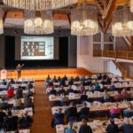  „Zusammenpacken, was zusammengepackt werden kann“ –
Stefan Horschler begeisterte sein Publikum mit klaren Worten
zu bezahlbarem Bauen. Neben technischen Hebeln wie dem
Fenster-zu-Wand-Verhältnis sparte er nicht an Kritik an der
aktuellen Gesetzeslage: Ein funktionierendes Klimaschutzgesetz
sei wertvoller als 16 komplizierte Einzelregelungen.