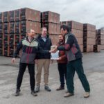  Spaß bei der Übergabe des symbolischen Concrelat-Steins (v. l.): Simeon Fahrner (Vertrieb Keramik und Projekte Infrastruktur bei der Geiger Gruppe), Michael Hörl (Geschäftsleitung Hörl+Hartmann), Stephan Geiger (Gesellschafter der Geiger Gruppe) und Felix von Aulock (Leiter Forschung und Produktentwicklung bei der Geiger Gruppe).